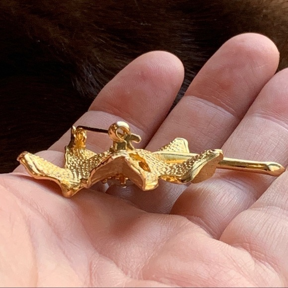 New View || Gold Toned Floral Pin Brooch - Picture 9 of 16